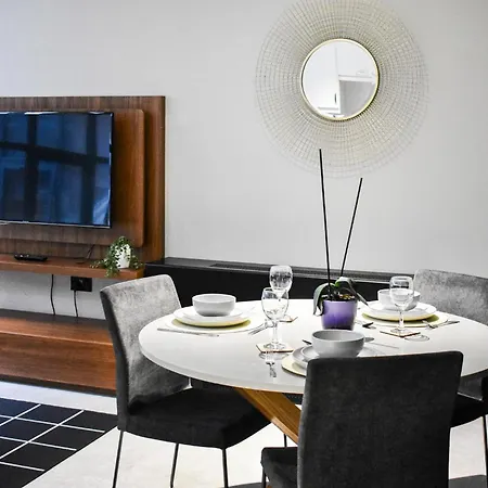 Luxury Retreat- Centre 아파트 *
