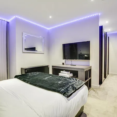 Luxury Retreat- Centre