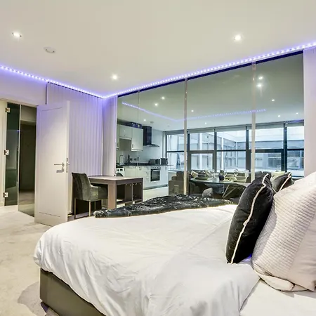 Luxury Retreat- Centre Apartment
