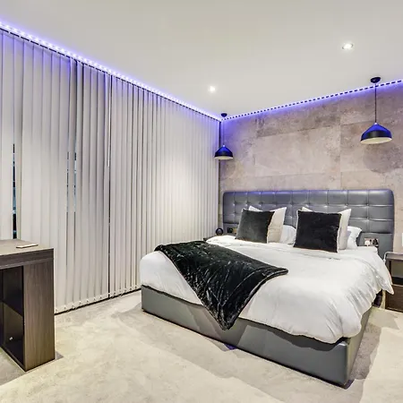 Luxury Retreat- Centre Apartment